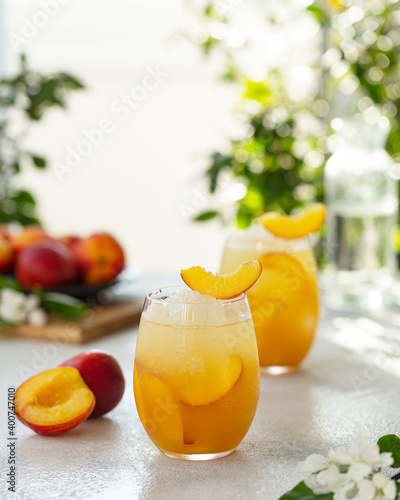 Canvas Print Peach cocktail or tea with ice