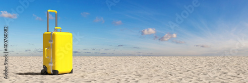 Koffer auf Sand vom Strand vor Himmel im Urlaub