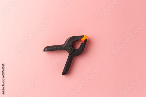 Papier peint Plastic spring clamp on pastel pink background