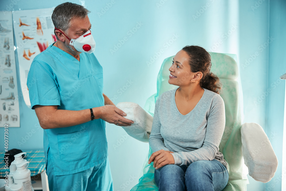 Obraz premium Kind medical worker talking to his patient