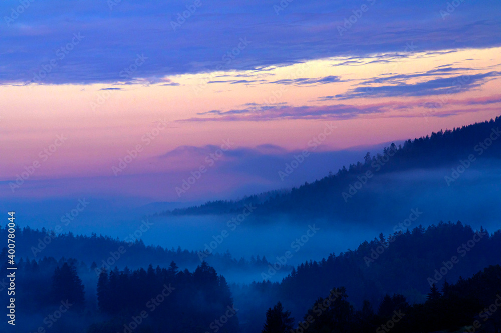 Bayerischer Wald, Hügellandschaft mit Nebel im Abendlicht, Bayern, Deuschland, Europa
