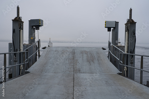 Obraz na płótnie Fährenrampe am See bei Nebel w salonie