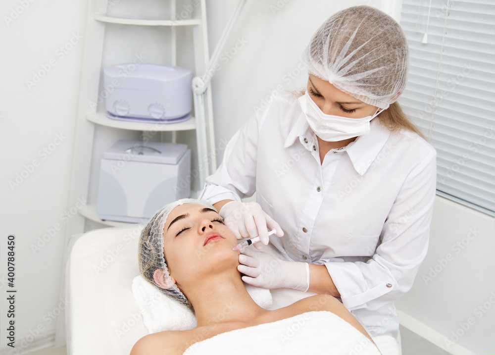 Obraz premium Woman getting cosmetic. injection. Beauty injections and cosmetology. Young woman in beauty salon sloseup.
