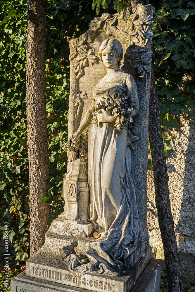 Obraz premium Grabmal auf dem Friedhof Rehalp, Zürich, Schweiz