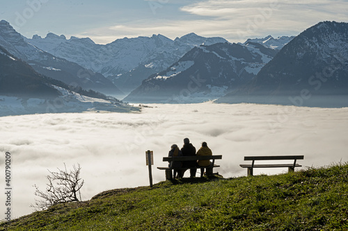 Landschaft über dem Nebelmeer, ob Ennetbürgen, Kanton Nidwalden, Schweiz © tauav