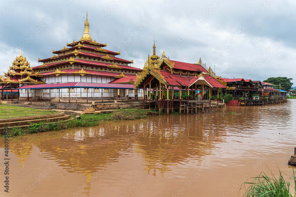 Fototapeta premium Phaung Daw Oo Pagoda on Inle like.