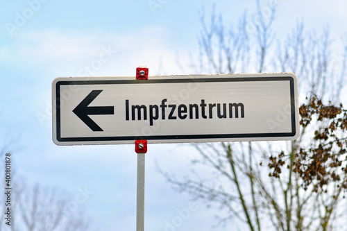 Road sign pointing towards German vaccination center called 'Impfzentrum' set up to vaccine people against Corona virus in Heidelberg © Firn