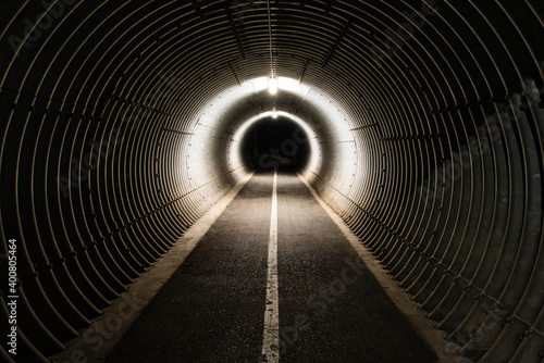 Licht am Ende des Tunnels Radfahrerunterführung Fußgängerunterführung beleuchtet in der Nacht