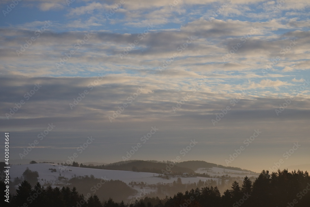 Wolken im Sonnenaufgang über Berge Wolken im Sonnenaufgang über Berge