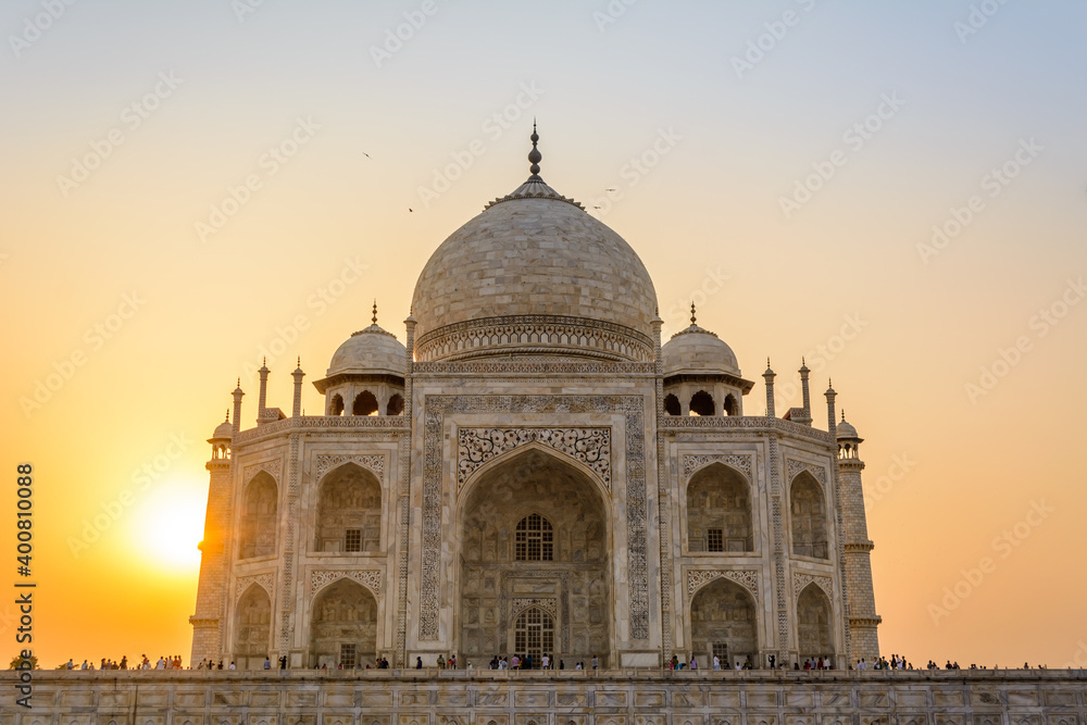 Obraz premium Taj Mahal at sunset in Agra, India 