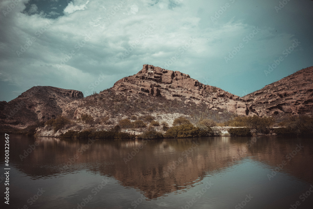 Entorno de la bahía de San Carlos, en el estado de Sonora, Mexico montañas, vegetación y costumbres.