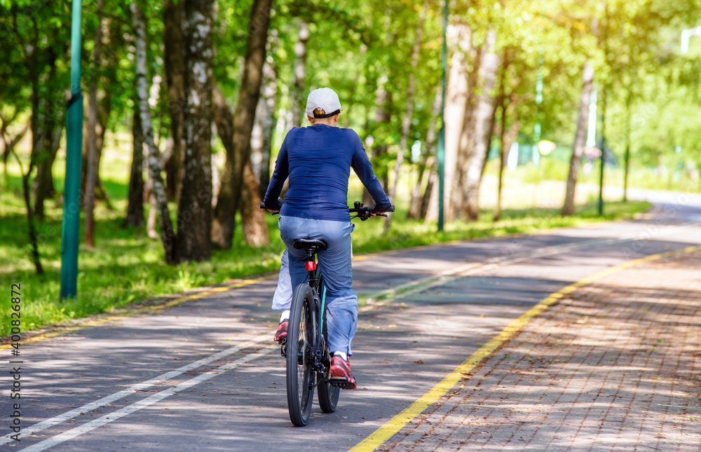 Obraz premium Cyclist ride on the bike path in the city Park