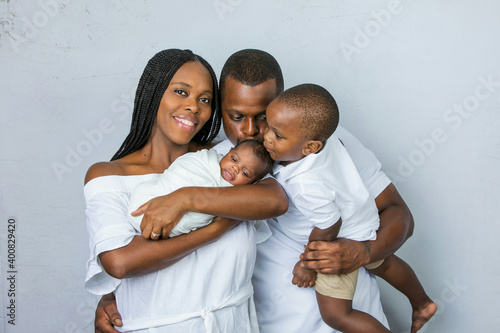 Fotografie A young African-American family in the studio with two sons, one who is a toddle