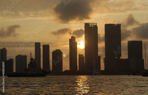 Atardecer desde el mar de Cartagena viendo la ciudad