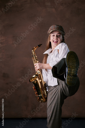 Canvas Print girl plays jazz saxophone
