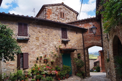 Glimpse of the ancient medieval village of Montefioralle, Tuscany, Italy © sansa55