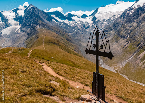 Foto Beautiful alpine view with a black steel cross at the famous Hohe Mut summit, Ob
