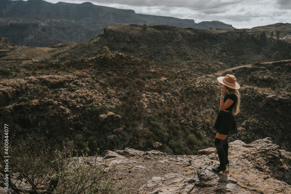 Obraz premium young woman with hat in the field looking at the camera