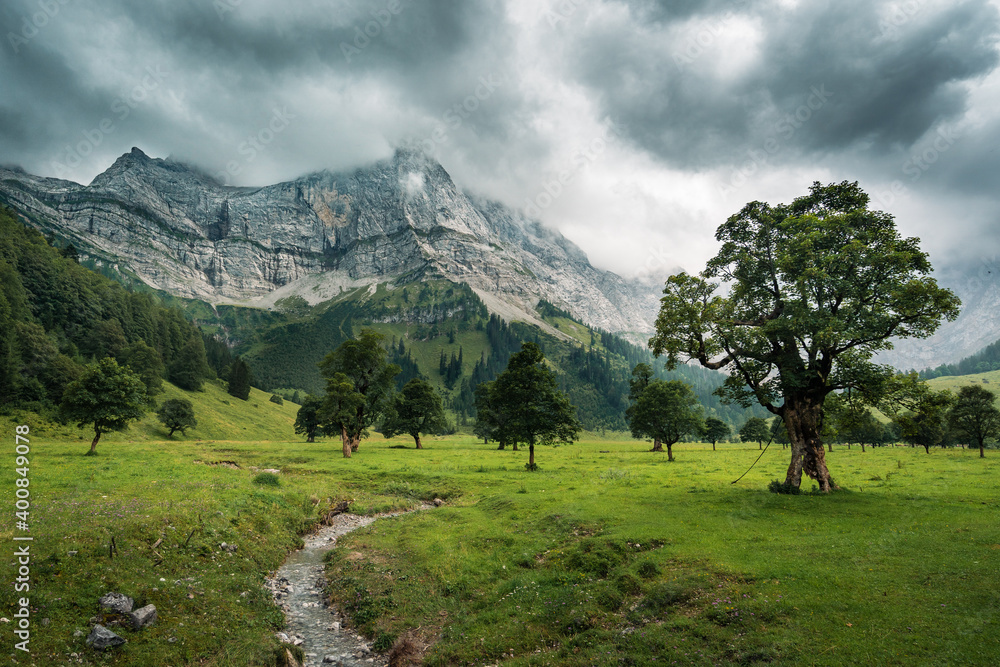 Fototapeta premium Großer Ahornboden im Karwendelgebirge mit dramatischem Himmel.
