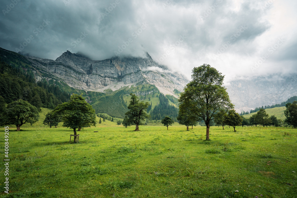 Obraz premium Großer Ahornboden im Karwendelgebirge mit dramatischem Himmel.