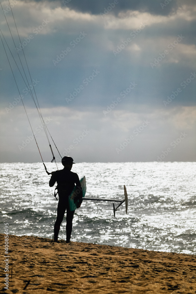 silhouette d'une personne en train de faire du kite surf face à l'océan