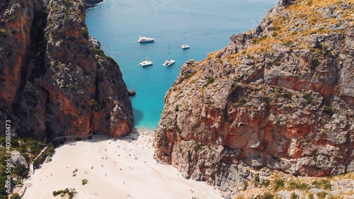 Foto aerial view of small beach of Mediterranean sea, between cliffs, Sa Calobra, Torrent De Pareis beach,Serra De Tramuntana, Mallorca, Spain