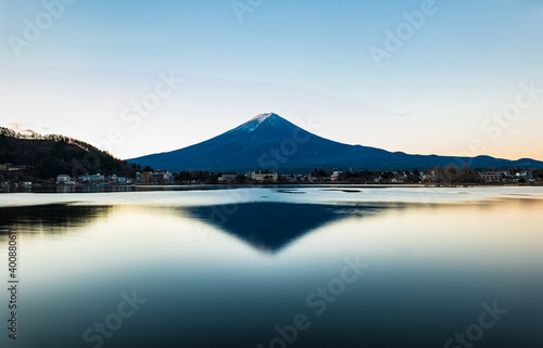 河口湖から眺める冬の富士山 朝景