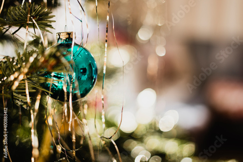 Weihnachtskugel am Baum