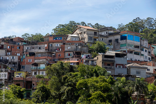 Slika na platnu houses in the slum