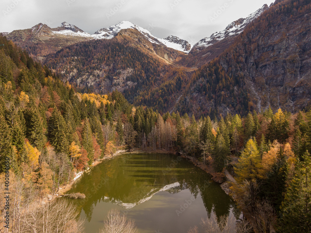 Fototapeta premium Foto aeree del foliage autunnale in Val Formazza