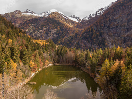 Foto aeree del foliage autunnale in Val Formazza