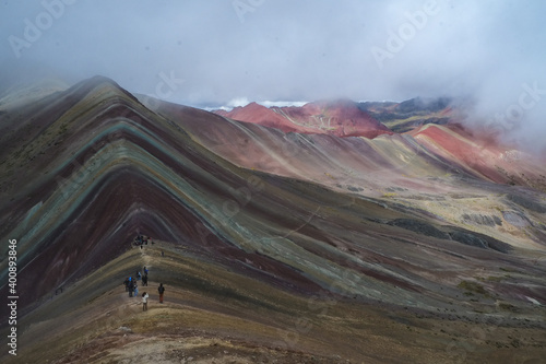 南米ペルーの秘境アンデス山脈に突如現れるレインボーマウンテン（ビニクンカ山）高山植物と動物が造り出した荘厳な景色が広がる、標高5100mの秘境。赤や黄色、綺麗な淡い青などカラフルに染まった山はまさに虹そのもの.