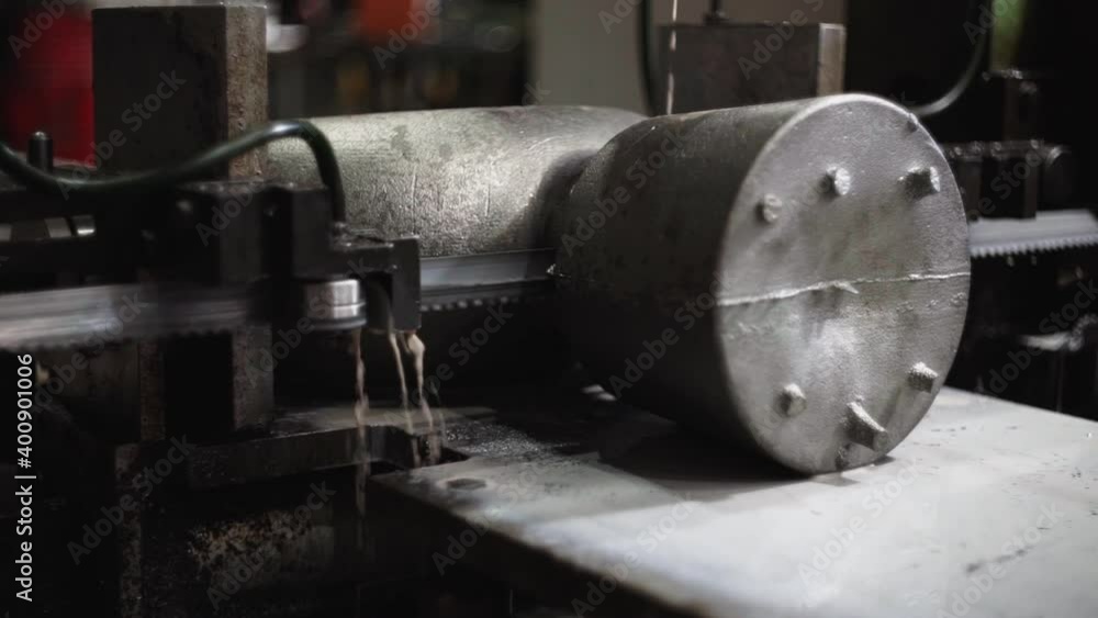Band saw cutting tool steel bar by automatic feed, high performance cutting machine, cutting steel bar, high speed cutting, band saw for industrial use Band saw cutting tool steel bar by automatic feed, high performance cutting machine, cutting steel bar, high speed cutting, band saw for industrial use