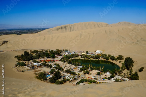 「ワカチナ」は、ペルー南西部、首都リマから約5時間ほどのイカ県にある人口100人程度の小さな村で、砂漠の中にあるオアシス。