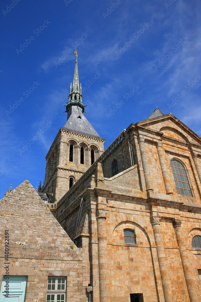 モン・サン・ミッシェルの修道院の尖塔が青空にそびえる