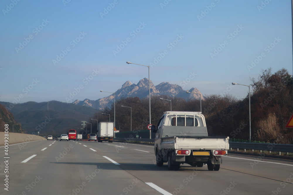 Fototapeta premium 북한산 풍경과 외곽순환도로