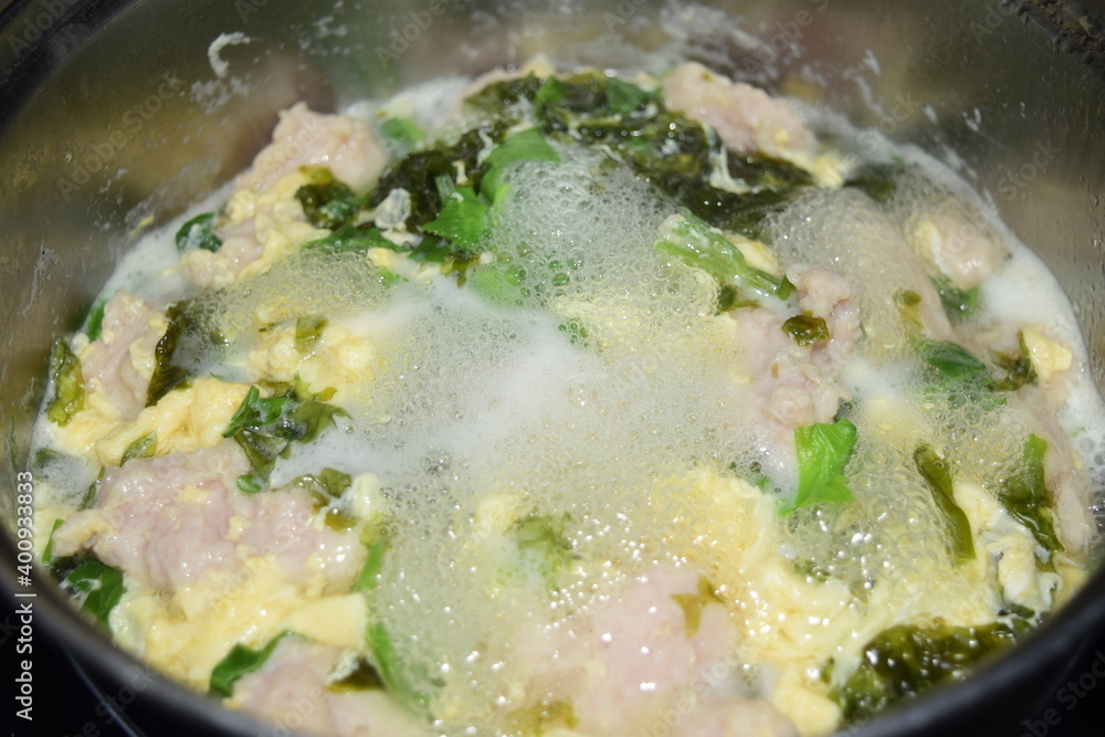 Minced pork soup with fragrant chicken eggs, great flavor from Thailand, takes over 4 hours to boil, giving you a warm feeling. Minced pork soup with fragrant chicken eggs, great flavor from Thailand, takes over 4 hours to boil, giving you a warm feeling.