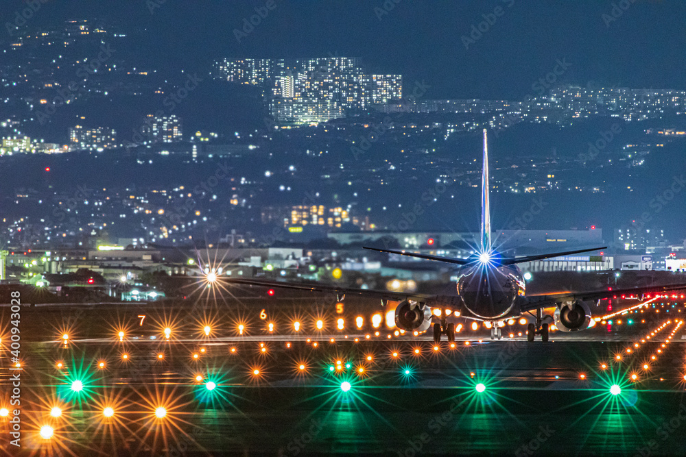大阪の夜景と飛行機