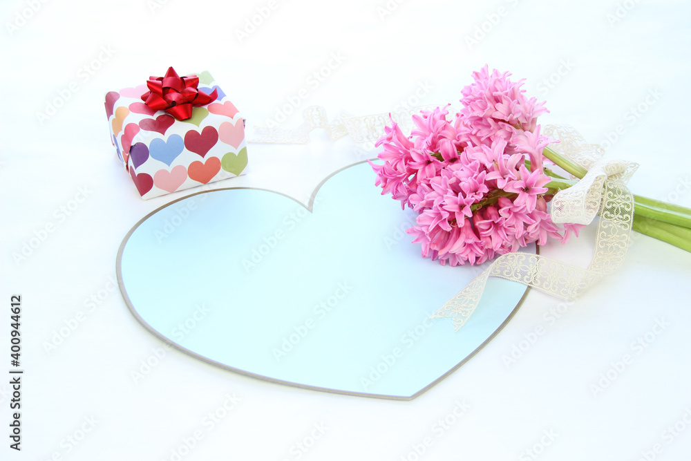 バレンタインの贈り物とハートとピンクのヒヤシンスの花束 Stock Photo Adobe Stock