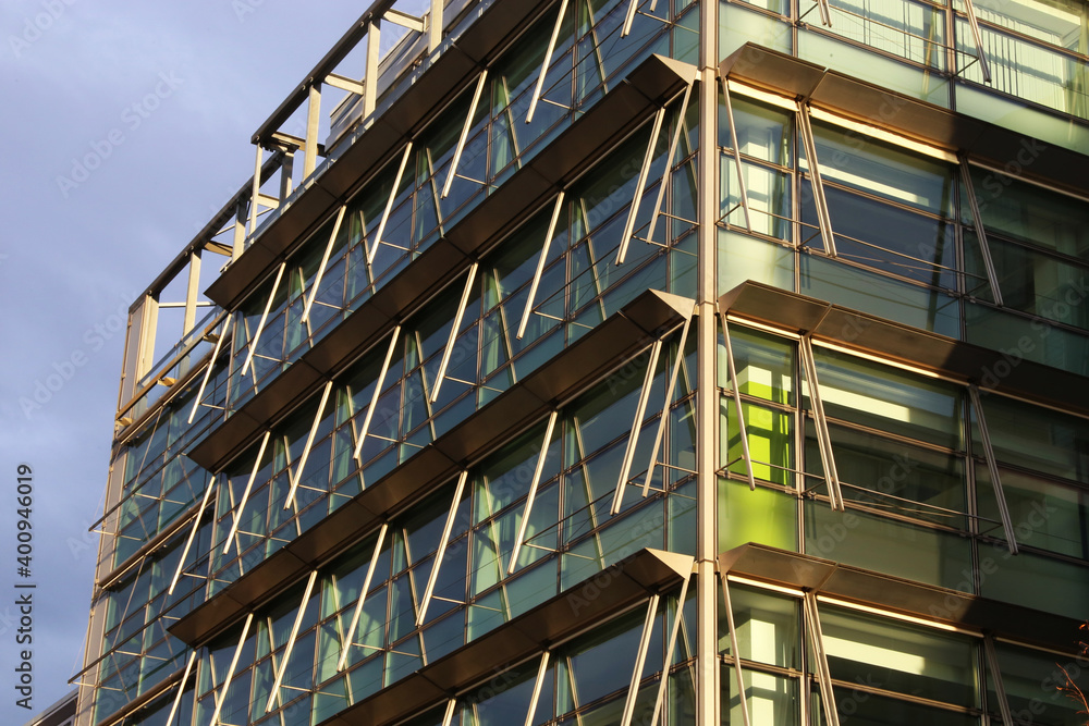 Fototapeta premium Gebäude mit großer Glasfassade