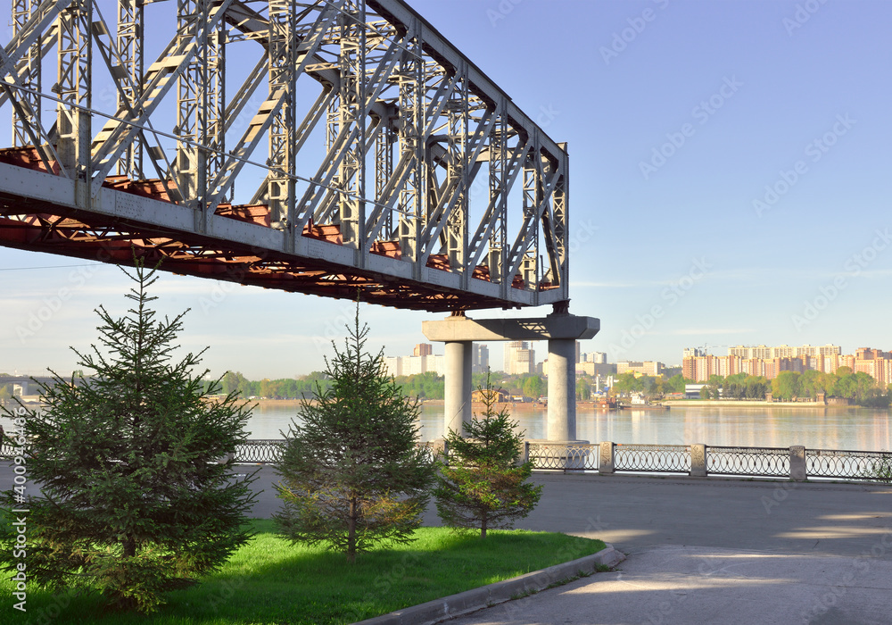 Fototapeta premium The span of the bridge on the embankment in Novosibirsk