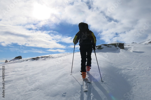 ski de randonnée de montagne avec skieurs alpinistes dans la neige des alpes et les Pyrénées