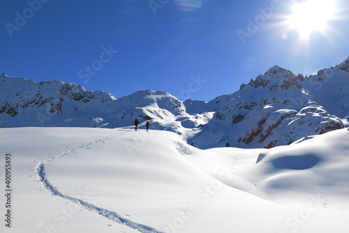 ski de randonn  es de montagne avec skieurs alpinistes dans la neige et la glace des alpes et des pyr  n  es