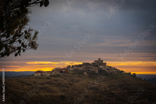 Amanecer sobre el pueblo de Ujué (Navarra, España)