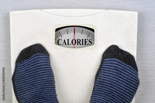 Foto Pèse-personne indiquant calories en gros plan