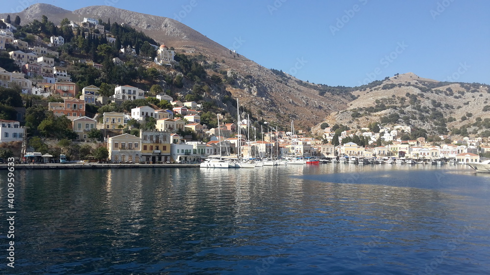 Obraz premium Village Grecque sur une colline face à la mer