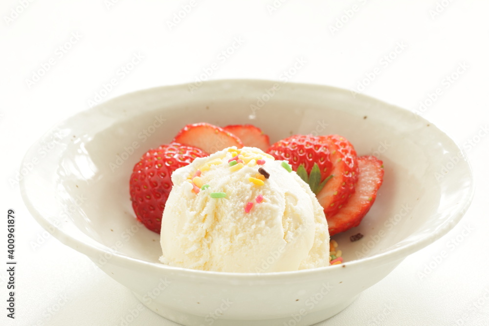 Vanilla ice-cream served with sliced strawberry Vanilla ice-cream served with sliced strawberry