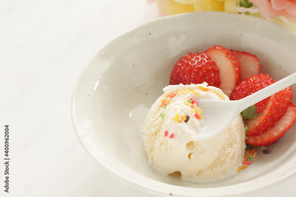 Vanilla ice-cream served with sliced strawberry