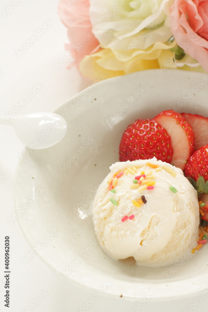 Vanilla ice-cream served with sliced strawberry Vanilla ice-cream served with sliced strawberry