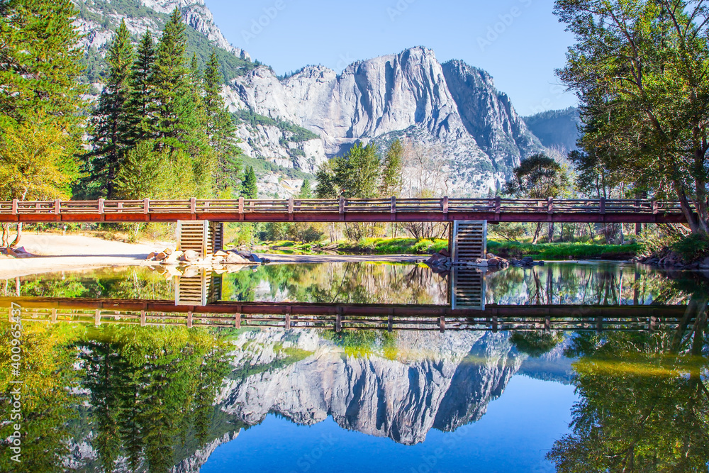 Fototapeta premium The rock-monolith El Capitan and bridge
